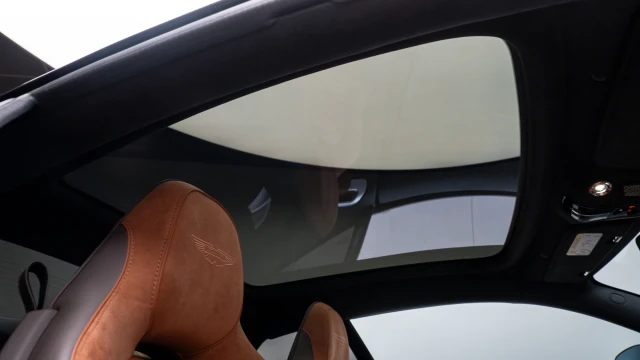 Aston Martin Vanquish Image 7
