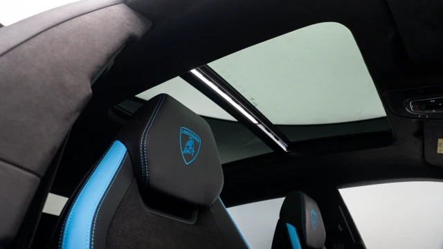 Lamborghini Urus Image 7