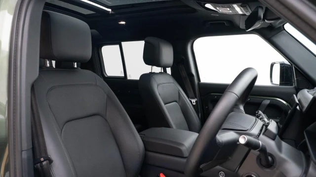 Land Rover Defender Image 3