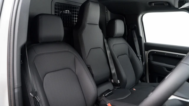Land Rover Defender Image 6