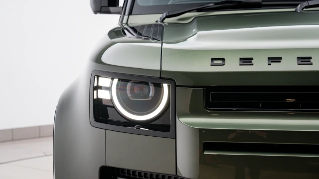Land Rover Defender Image 8
