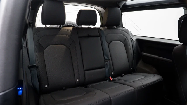 Land Rover Defender Image 7