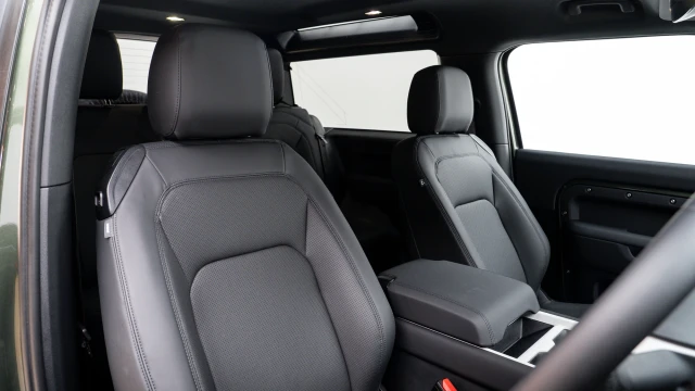 Land Rover Defender Image 6