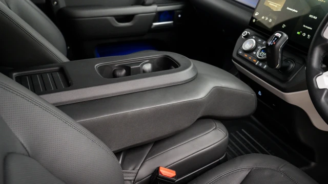 Land Rover Defender Image 8