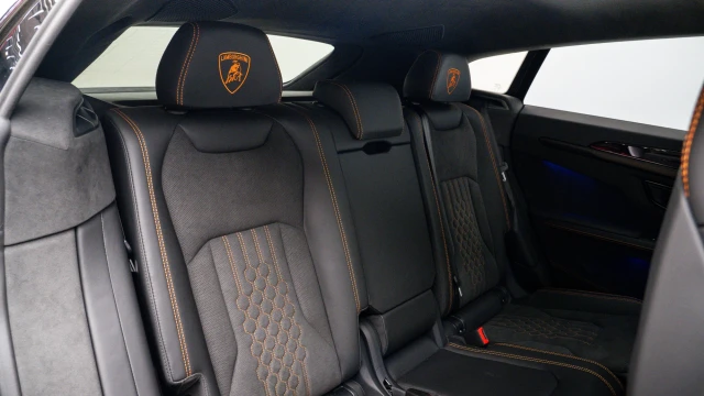 Lamborghini Urus Image 8