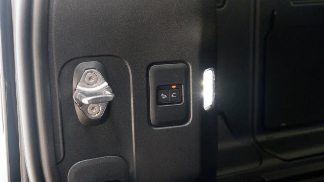 Land Rover Defender Image 8