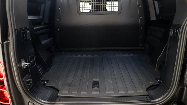 Land Rover Defender Image 8