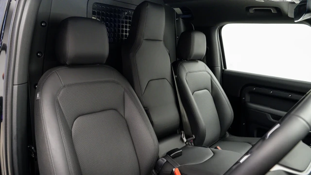 Land Rover Defender Image 6