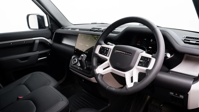 Land Rover Defender Image 5
