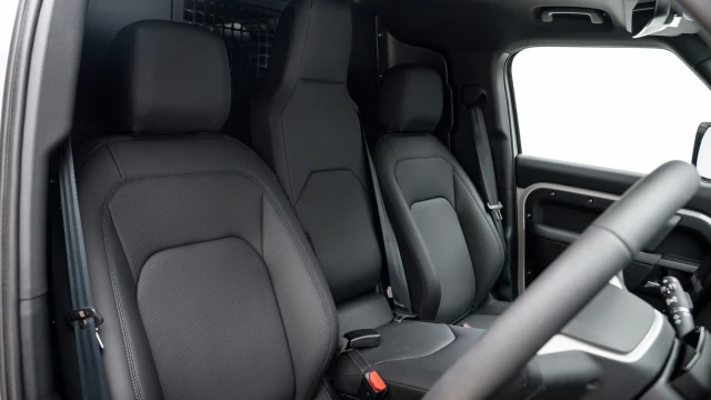 Land Rover Defender Image 6