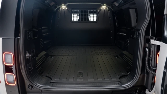 Land Rover Defender Image 7