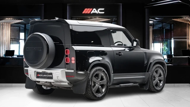 Land Rover Defender Image 4