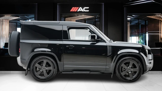 Land Rover Defender Image 3