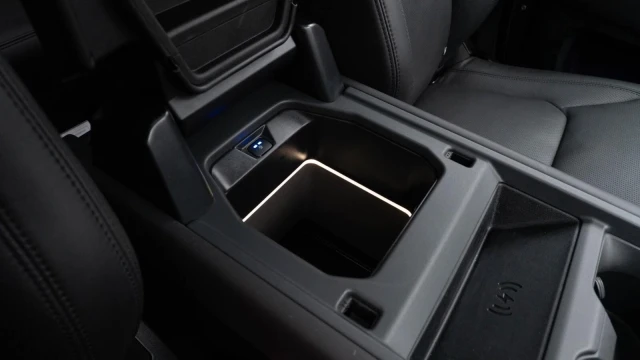 Land Rover Defender Image 7