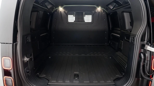 Land Rover Defender Image 7