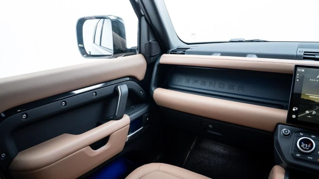 Land Rover Defender Image 8