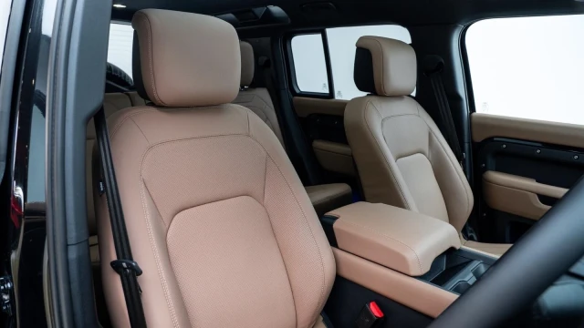 Land Rover Defender Image 6