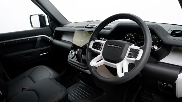 Land Rover Defender Image 5