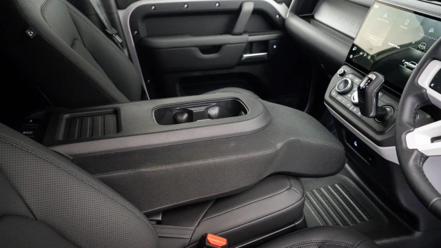 Land Rover Defender Image 8