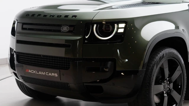 Land Rover Defender Image 4