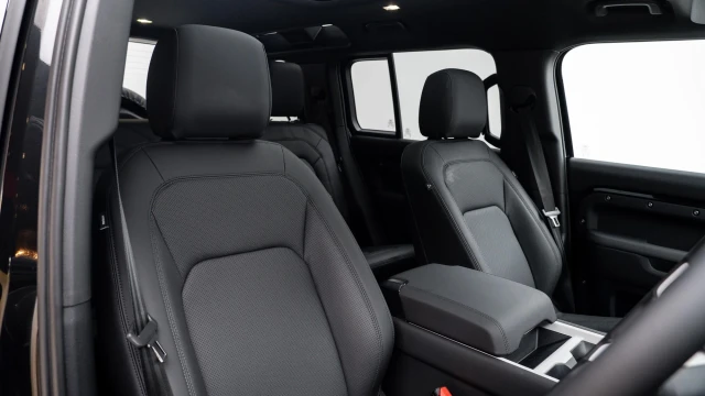 Land Rover Defender Image 6