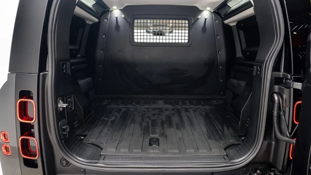 Land Rover Defender Image 7