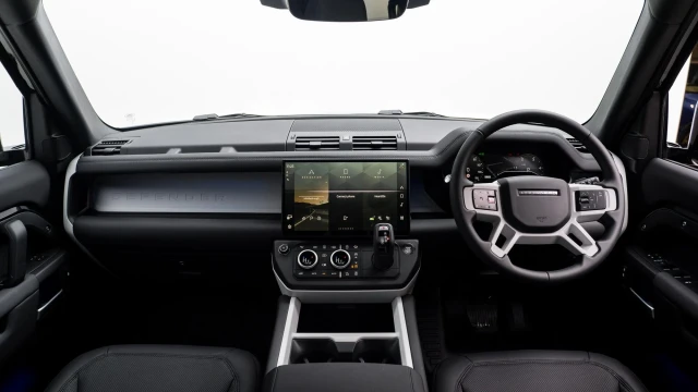 Land Rover Defender Image 5