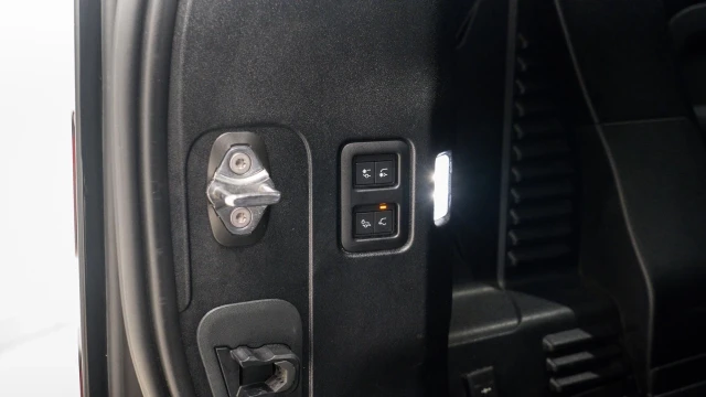 Land Rover Defender Image 8