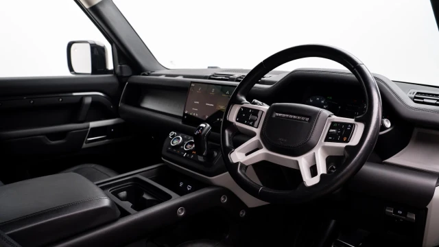 Land Rover Defender Image 5