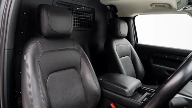 Land Rover Defender Image 6