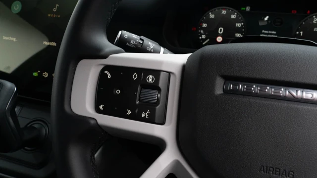 Land Rover Defender Image 8