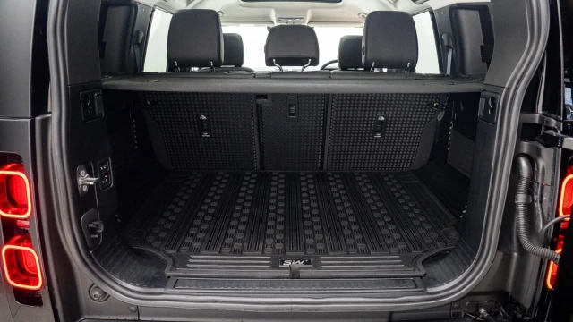 Land Rover Defender Image 8