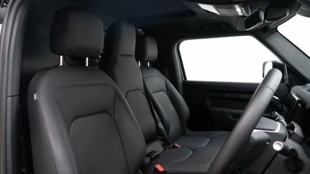 Land Rover Defender Image 6