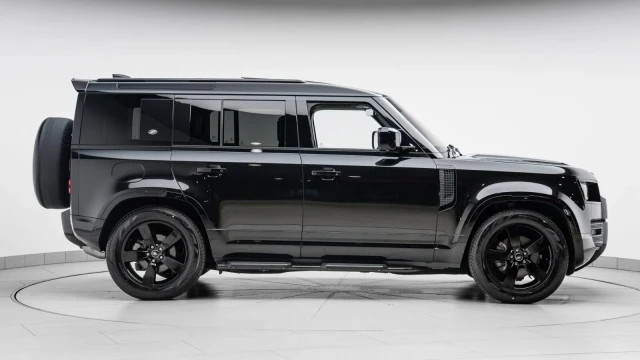 Land Rover Defender Image 5