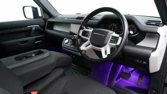 Land Rover Defender Image 5