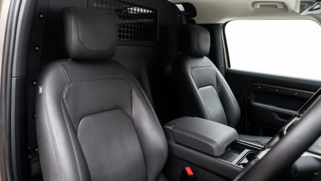 Land Rover Defender Image 6
