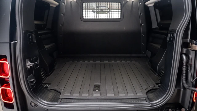 Land Rover Defender Image 7