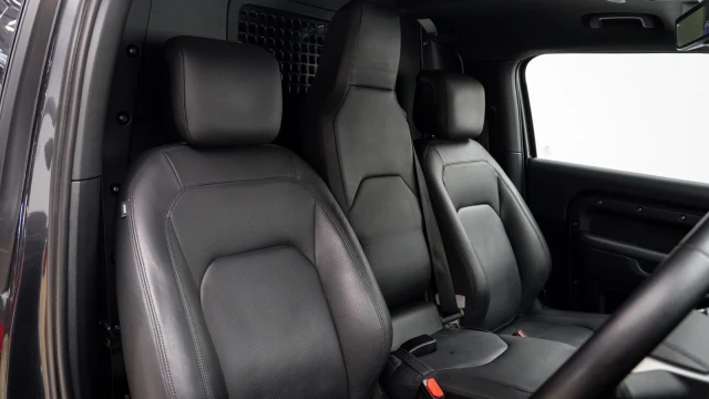 Land Rover Defender Image 6