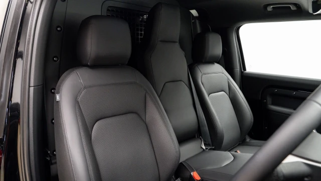 Land Rover Defender Image 6