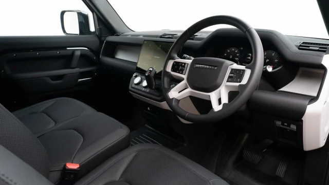 Land Rover Defender Image 5