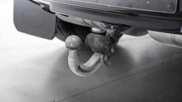 Land Rover Defender Image 8