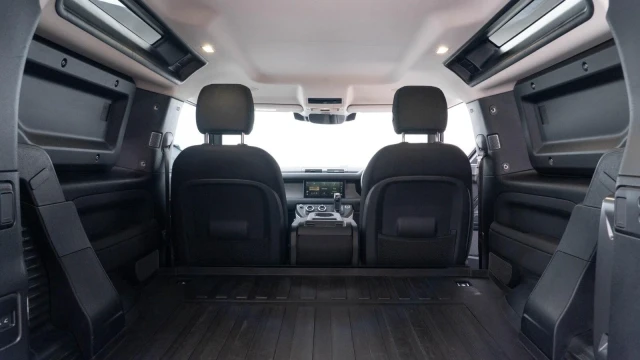 Land Rover Defender Image 7
