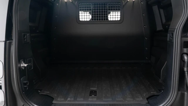 Land Rover Defender Image 7