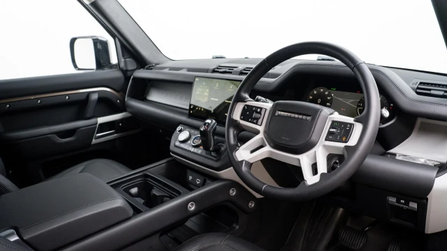 Land Rover Defender Image 5