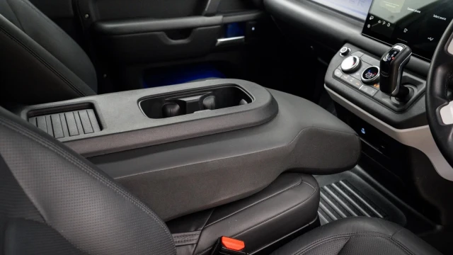 Land Rover Defender Image 8