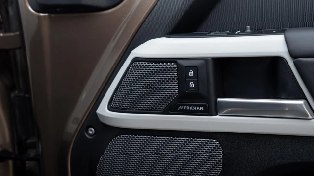 Land Rover Defender Image 8