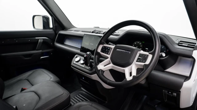 Land Rover Defender Image 5
