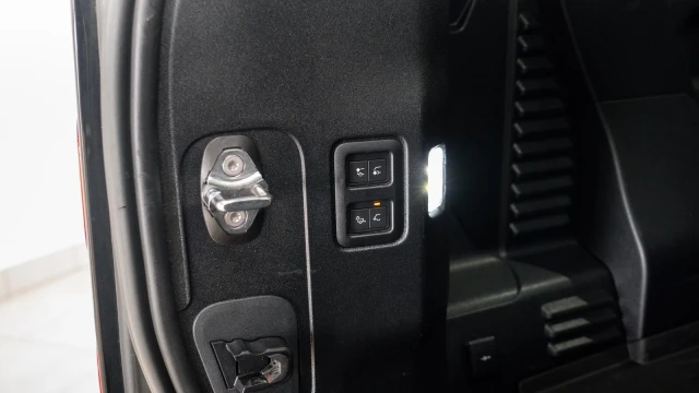 Land Rover Defender Image 8