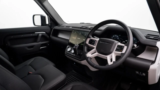 Land Rover Defender Image 5