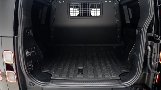Land Rover Defender Image 7